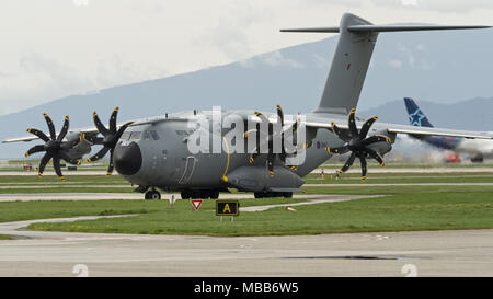 Richmond, British Columbia, Kanada. 9 Apr, 2018. Die Royal Air Force (RAF) Airbus A400M Atlas (ZM412) 4-engine Turboprop Military Transport Aircraft Taxis am Internationalen Flughafen von Vancouver zu positionieren. Credit: bayne Stanley/ZUMA Draht/Alamy leben Nachrichten Stockfoto