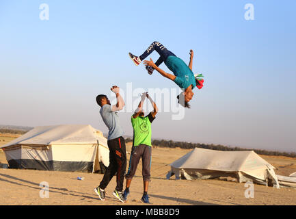 (180410) - GAZA, 10. April 2018 (Xinhua) - palästinensische Jugendliche Praxis parkour im südlichen Gazastreifen Stadt Rafah April 9, 2018. (Xinhua / Khaled Omar) (jmmn) Stockfoto