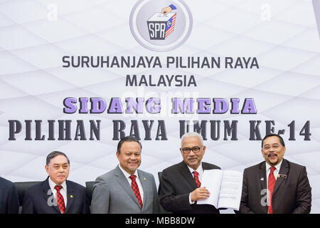 Kuala Lumpur, Malaysia's Wahlkommission. 10 Apr, 2018. Mohd Hashim bin Abdullah (2. R), Vorsitzender des Malaysia Wahlkommission, nimmt an einer Pressekonferenz in Putrajaya April 10, 2018. Malaysia wird allgemeiner Wahlen am 9. Mai sagte die Wahlkommission am Dienstag, Tage, nachdem Premierminister Najib Razak kündigte die Auflösung des Parlaments. Credit: Zhu Wei/Xinhua/Alamy leben Nachrichten Stockfoto