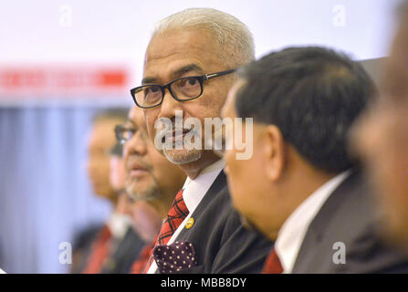 Kuala Lumpur, Malaysia's Wahlkommission. 10 Apr, 2018. Mohd Hashim bin Abdullah, Vorsitzender des Malaysia Wahlkommission, nimmt an einer Pressekonferenz in Putrajaya April 10, 2018. Malaysia wird allgemeiner Wahlen am 9. Mai sagte die Wahlkommission am Dienstag, Tage, nachdem Premierminister Najib Razak kündigte die Auflösung des Parlaments. Credit: Chong Voon Chung/Xinhua/Alamy leben Nachrichten Stockfoto