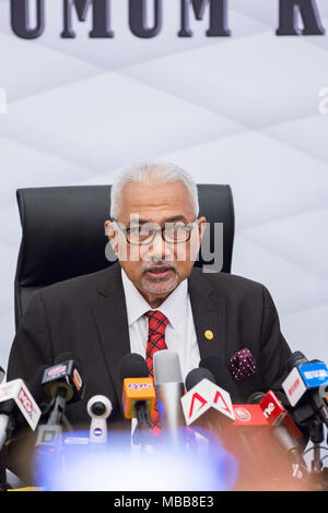 Kuala Lumpur, Malaysia's Wahlkommission. 10 Apr, 2018. Mohd Hashim bin Abdullah, Vorsitzender des Malaysia Wahlkommission, nimmt an einer Pressekonferenz in Putrajaya April 10, 2018. Malaysia wird allgemeiner Wahlen am 9. Mai sagte die Wahlkommission am Dienstag, Tage, nachdem Premierminister Najib Razak kündigte die Auflösung des Parlaments. Credit: Zhu Wei/Xinhua/Alamy leben Nachrichten Stockfoto