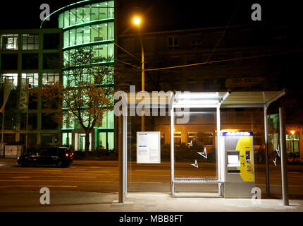 10 April 2018, Deutschland, Essen: einen verlassenen Bushaltestelle am Morgen. Gewerkschaft Verdi fordert die großen Streiks im oeffentlichen Dienst. Foto: Roland Weihrauch/dpa Stockfoto