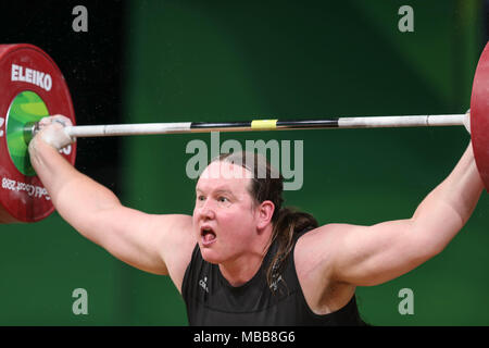 Queensland, Australien. 9 Apr, 2018. Neuseelands transgender Gewichtheber Laural HUBBARD weh tut ihr Arm in einen Aufzug an der XXI Commonwealth Games Credit: Ben Stand/Alamy leben Nachrichten Stockfoto