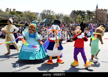 Tokio, Japan. 10 Apr, 2018. Die Tokyo Disneyland hält eine Generalprobe für die Feier des 35. Jahrestages der Eröffnung in Tokio, Japan, 10. April 2018. Das Tokyo Disneyland war auf Apirl 15, 1983. Quelle: Ma Ping/Xinhua/Alamy leben Nachrichten Stockfoto