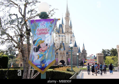 Urayasu, Japan. 10 Apr, 2018. Der Flagge der 35. Jahrestag im Tokyo Disneyland in Urayasu angezeigt wird, Vorort von Tokio kalihalde ein drücken Sie die Taste Vorschau zum 35. Jahrestag des Park am Dienstag, 10. April 2018. Tokyo Disneyland wird seinen 35. Jahrestag am 15. April feiern und die neuen Attraktionen der "glücklichste Celebration' statt für ein Jahr. Credit: Yoshio Tsunoda/LBA/Alamy leben Nachrichten Stockfoto