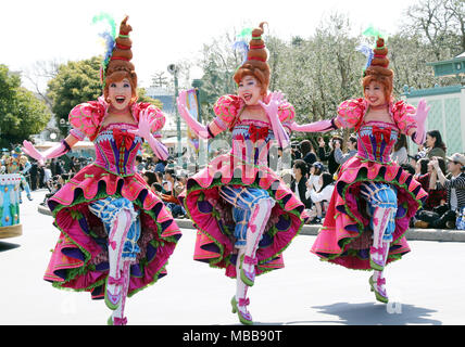 Urayasu, Japan. 10 Apr, 2018. Tänzer im neuen Parade "Dreaming" auf der Tokyo Disneyland in Urayasu, Vorort von Tokio kalihalde ein drücken Sie die Taste Vorschau zum 35. Jahrestag des Park am Dienstag, 10. April 2018. Tokyo Disneyland wird seinen 35. Jahrestag am 15. April feiern und die neuen Attraktionen der "glücklichste Celebration' statt für ein Jahr. Credit: Yoshio Tsunoda/LBA/Alamy leben Nachrichten Stockfoto