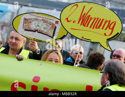 10 April 2018, Deutschland, Essen: Bus- und Straßenbahnfahrer Block der Eingang zum Bus, Tram und Zug Depot der Eisenbahnen die lokale 'Ruhrbahn'. Gewerkschaft Verdi fordert die großen Streiks im oeffentlichen Dienst. Foto: Roland Weihrauch/dpa Stockfoto