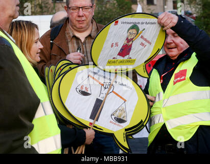 10 April 2018, Deutschland, Essen: Bus- und Straßenbahnfahrer Block der Eingang zum Bus, Tram und Zug Depot der Eisenbahnen die lokale 'Ruhrbahn'. Gewerkschaft Verdi fordert die großen Streiks im oeffentlichen Dienst. Foto: Roland Weihrauch/dpa Stockfoto
