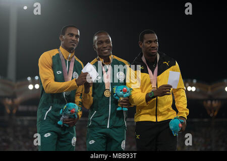 Queensland, Australien. 10 Apr, 2018. Goldmedaillenträger Südafrikas Akani Simbine wirft mit silbermedaillengewinner Südafrikas Henricho Bruintjies (L) und Bronze Der medaillenträger Jamaika Yohan Blake (R) Während der Leichtathletik Männer 100 m-finale Siegerehrung Während der Commonwealth Games 2018 Gold Coast an der Carrara Stadion an der Gold Coast am 10. April 2018. Credit: Ben Stand/Alamy leben Nachrichten Stockfoto