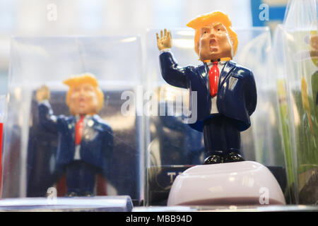 London, Großbritannien. 10. April 2018. Ein Souvenirshop in London verkaufen figurine Puppen von US-Präsident Donald Trump Credit: Amer ghazzal/Alamy leben Nachrichten Stockfoto