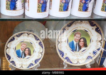 London, Großbritannien. 10. April 2018. Ein Souvenirshop in Central London königliche Hochzeit Erinnerungsstücke mit den Porträts der SKH Prinz Harry und seine Verlobte Meghan Markle empfohlene auf souvenr Fahnen und Becher vor der königlichen Hochzeit im Schloss Windsor am 19. Mai 2018 Credit: Amer ghazzal/Alamy leben Nachrichten Stockfoto