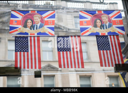 London, Großbritannien. 10. April 2018. Bilder von SKH Prinz Harry und seine Verlobte Meghan Markle gedruckt auf Union Jack Fahnen hängen an einem Souvenirshop im Zentrum vor der königlichen Hochzeit im Schloss Windsor am 19. Mai 2018 Credit angezeigt werden: Amer ghazzal/Alamy leben Nachrichten Stockfoto