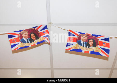 London, Großbritannien. 10. April 2018. Bilder von SKH Prinz Harry und seine Verlobte Meghan Markle gedruckt auf Union Jack Fahnen hängen an einem Souvenirshop im Zentrum vor der königlichen Hochzeit im Schloss Windsor am 19. Mai 2018 Credit angezeigt werden: Amer ghazzal/Alamy leben Nachrichten Stockfoto