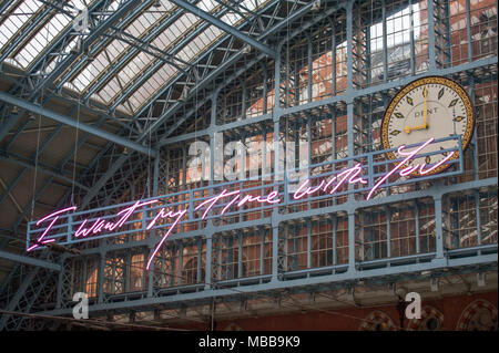 Bahnhof St Pancras, London, UK. 10. April 2018. In der Feier des 150jährigen Jubiläums der St Pancras International und der 250. Jahrestag der RA, Tracey Emin CBE RA stellt eine kostenlose, öffentliche Terrasse Kabel Installation vom viktorianischen Glas dach der Station ausgesetzt. Das größte Stück Text, das Sie je bei 20 Metern gemacht hat lange erinnert Reisende zu stoppen ein Moment in einer der verkehrsreichsten Bahnhöfe in Großbritannien und zu nehmen. Ich möchte meine Zeit mit Ihnen direkt unterhalb der St Pancras Clock hängt. Credit: Malcolm Park/Alamy Leben Nachrichten. Stockfoto