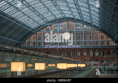 Bahnhof St Pancras, London, UK. 10. April 2018. In der Feier des 150jährigen Jubiläums der St Pancras International und der 250. Jahrestag der RA, Tracey Emin CBE RA stellt eine kostenlose, öffentliche Terrasse Kabel Installation vom viktorianischen Glas dach der Station ausgesetzt. Das größte Stück Text, das sie je gemacht hat, erinnert sich die Reisenden zu stoppen ein Moment in einer der verkehrsreichsten Bahnhöfe in Großbritannien und zu nehmen. Ich möchte meine Zeit mit Ihnen direkt unterhalb der St Pancras Clock hängt. Credit: Malcolm Park/Alamy Leben Nachrichten. Stockfoto