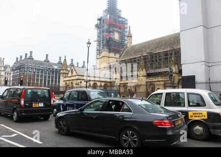 London, Großbritannien. 10. April 2018. Die Hände, die die Zeit im Big Ben Clock Tower Mark als Teildes Westminster Renovierung Credit: Amer ghazzal/Alamy Leben Nachrichten entfernt wurden Stockfoto