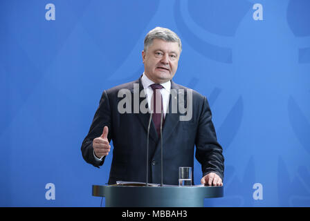 Berlin, Deutschland. 10 Apr, 2018. Besuch der Ukrainische Präsident Petro Poroschenko nimmt an einer gemeinsamen Pressekonferenz mit der deutschen Bundeskanzlerin Angela Merkel im Kanzleramt in Berlin, Hauptstadt der Bundesrepublik Deutschland, am 10. April 2018. Credit: Shan Yuqi/Xinhua/Alamy leben Nachrichten Stockfoto