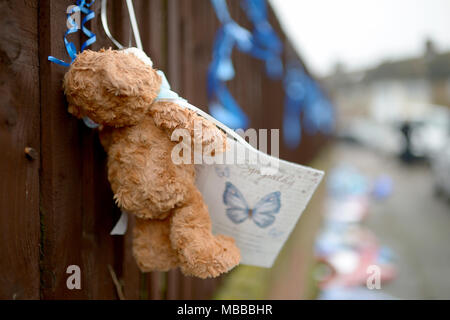 Hither Green, London, UK. 10. April 2018. Floral Tribute zu Henry Vincent getötet durch Richard Osborn-Brooks abgerissen, Übernachtung in Hither Green South London. Quelle: MARTIN DALTON/Alamy leben Nachrichten Stockfoto