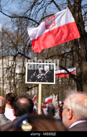 Warschau, Polen - Dienstag, 10. April 2018 - Polen Warteschlange als Sie am Plac Pilsudskiego Ankommen an der Gedenkstunde für die Opfer von Smolensk (Russland) Air Crash in 2010, als die polnische Luftwaffe VIP-Jet abgestürzt Töten von 96 Personen, darunter der damalige Präsident Polens Lech Kaczynski und seine Frau Maria im Porträt Foto gehalten wird gezeigt, sich daran zu erinnern. Foto Steven Mai/Alamy leben Nachrichten Stockfoto