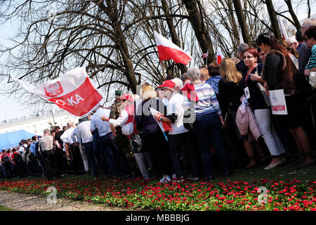 Warschau, Polen - Dienstag, 10. April 2018 - Polen Warteschlange als Sie am Plac Pilsudskiego Ankommen an der Gedenkstunde für die Opfer von Smolensk (Russland) Air Crash in 2010, als die polnische Luftwaffe VIP-Jet abgestürzt Töten von 96 Personen, darunter der damalige Präsident Polens Lech Kaczynski und seine Frau Maria zu erinnern. Foto Steven Mai/Alamy leben Nachrichten Stockfoto