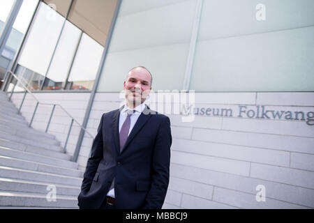 10 April 2018, Essen, Deutschland: Der neue Direktor des Museum Folkwang, Peter Gorschlüter, vor dem Museum. Peter Gorschlüter übernimmt die Verwaltung des Museum Folkwang in Essen im Sommer. Foto: Marcel Kusch/dpa Stockfoto