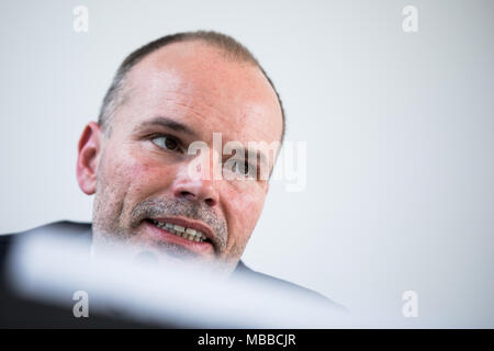 10 April 2018, Essen, Deutschland: Der neue Direktor des Museum Folkwang, Peter Gorschlüter, auf die Fragen der Journalisten. Peter Gorschlüter übernimmt die Verwaltung des Museum Folkwang in Essen im Sommer. Foto: Marcel Kusch/dpa Stockfoto