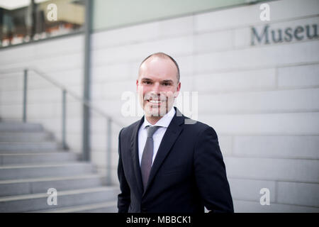 10 April 2018, Essen, Deutschland: Der neue Direktor des Museum Folkwang, Peter Gorschlüter, vor dem Museum. Peter Gorschlüter übernimmt die Verwaltung des Museum Folkwang in Essen im Sommer. Foto: Marcel Kusch/dpa Stockfoto