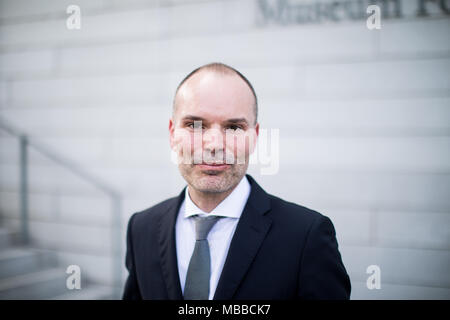 10 April 2018, Essen, Deutschland: Der neue Direktor des Museum Folkwang, Peter Gorschlüter, vor dem Museum. Peter Gorschlüter übernimmt die Verwaltung des Museum Folkwang in Essen im Sommer. Foto: Marcel Kusch/dpa Stockfoto