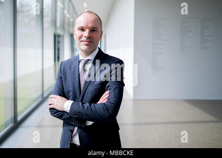 10 April 2018, Essen, Deutschland: Neuer Direktor des Museum Folkwang, Peter Gorschlüter, in der Ausstellung. Peter Gorschlüter übernimmt die Verwaltung des Museum Folkwang in Essen im Sommer. Foto: Marcel Kusch/dpa Stockfoto