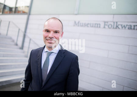 10 April 2018, Essen, Deutschland: Der neue Direktor des Museum Folkwang, Peter Gorschlüter, vor dem Museum. Peter Gorschlüter übernimmt die Verwaltung des Museum Folkwang in Essen im Sommer. Foto: Marcel Kusch/dpa Stockfoto