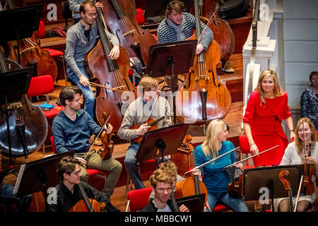 Amsterdam, Niederlande. 10 Apr, 2018. Queen Maxima der Niederlande besucht die Royal Concertgebouw Orchestra in Amsterdam, Niederlande, 10. April 2018. Quelle: Patrick Van Katwijk / Point de Vue, · KEINE LEITUNG SERVICE · Credit: Patrick Van Katwijk/niederländischen Foto Presse/dpa/Alamy leben Nachrichten Stockfoto
