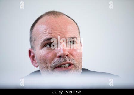 10 April 2018, Essen, Deutschland: Der neue Direktor des Museum Folkwang, Peter Gorschlüter, auf die Fragen der Journalisten. Peter Gorschlüter übernimmt die Verwaltung des Museum Folkwang in Essen im Sommer. Foto: Marcel Kusch/dpa Stockfoto
