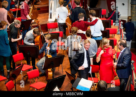 Amsterdam, Niederlande. 10 Apr, 2018. Queen Maxima der Niederlande besucht die Royal Concertgebouw Orchestra in Amsterdam, Niederlande, 10. April 2018. Quelle: Patrick Van Katwijk / Point de Vue, · KEINE LEITUNG SERVICE · Credit: Patrick Van Katwijk/niederländischen Foto Presse/dpa/Alamy leben Nachrichten Stockfoto