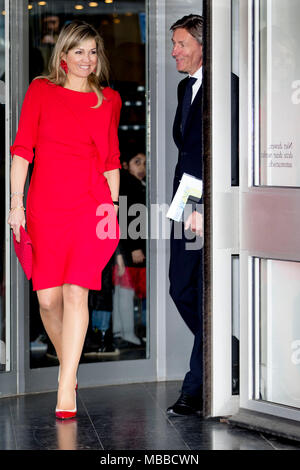 Amsterdam, Niederlande. 10 Apr, 2018. Queen Maxima der Niederlande besucht die Royal Concertgebouw Orchestra in Amsterdam, Niederlande, 10. April 2018. Quelle: Patrick Van Katwijk / Point de Vue, · KEINE LEITUNG SERVICE · Credit: Patrick Van Katwijk/niederländischen Foto Presse/dpa/Alamy leben Nachrichten Stockfoto