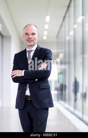 10 April 2018, Essen, Deutschland: Neuer Direktor des Museum Folkwang, Peter Gorschlüter, in der Ausstellung. Peter Gorschlüter übernimmt die Verwaltung des Museum Folkwang in Essen im Sommer. Foto: Marcel Kusch/dpa Stockfoto