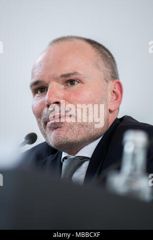 10 April 2018, Essen, Deutschland: Der neue Direktor des Museum Folkwang, Peter Gorschlüter, auf die Fragen der Journalisten. Peter Gorschlüter übernimmt die Verwaltung des Museum Folkwang in Essen im Sommer. Foto: Marcel Kusch/dpa Stockfoto