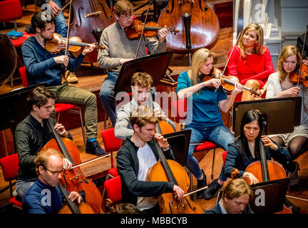 Amsterdam, Niederlande. 10 Apr, 2018. Queen Maxima der Niederlande besucht die Royal Concertgebouw Orchestra in Amsterdam, Niederlande, 10. April 2018. Quelle: Patrick Van Katwijk / Point de Vue, · KEINE LEITUNG SERVICE · Credit: Patrick Van Katwijk/niederländischen Foto Presse/dpa/Alamy leben Nachrichten Stockfoto
