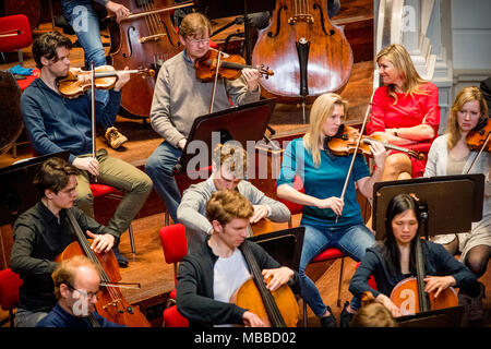 Amsterdam, Niederlande. 10 Apr, 2018. Queen Maxima der Niederlande besucht die Royal Concertgebouw Orchestra in Amsterdam, Niederlande, 10. April 2018. Quelle: Patrick Van Katwijk / Point de Vue, · KEINE LEITUNG SERVICE · Credit: Patrick Van Katwijk/niederländischen Foto Presse/dpa/Alamy leben Nachrichten Stockfoto