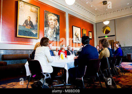 Amsterdam, Niederlande. 10 Apr, 2018. Queen Maxima der Niederlande besucht die Royal Concertgebouw Orchestra in Amsterdam, Niederlande, 10. April 2018. Quelle: Patrick Van Katwijk / Point de Vue, · KEINE LEITUNG SERVICE · Credit: Patrick Van Katwijk/niederländischen Foto Presse/dpa/Alamy leben Nachrichten Stockfoto