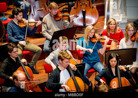 Amsterdam, Niederlande. 10 Apr, 2018. Queen Maxima der Niederlande besucht die Royal Concertgebouw Orchestra in Amsterdam, Niederlande, 10. April 2018. Quelle: Patrick Van Katwijk / Point de Vue, · KEINE LEITUNG SERVICE · Credit: Patrick Van Katwijk/niederländischen Foto Presse/dpa/Alamy leben Nachrichten Stockfoto