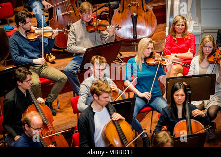 Amsterdam, Niederlande. 10 Apr, 2018. Queen Maxima der Niederlande besucht die Royal Concertgebouw Orchestra in Amsterdam, Niederlande, 10. April 2018. Quelle: Patrick Van Katwijk / Point de Vue, · KEINE LEITUNG SERVICE · Credit: Patrick Van Katwijk/niederländischen Foto Presse/dpa/Alamy leben Nachrichten Stockfoto