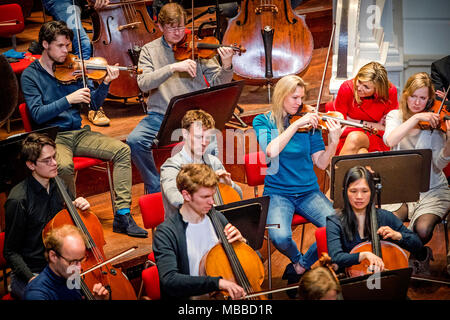 Amsterdam, Niederlande. 10 Apr, 2018. Queen Maxima der Niederlande besucht die Royal Concertgebouw Orchestra in Amsterdam, Niederlande, 10. April 2018. Quelle: Patrick Van Katwijk / Point de Vue, · KEINE LEITUNG SERVICE · Credit: Patrick Van Katwijk/niederländischen Foto Presse/dpa/Alamy leben Nachrichten Stockfoto