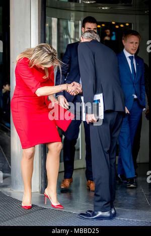 Amsterdam, Niederlande. 10 Apr, 2018. Queen Maxima der Niederlande besucht die Royal Concertgebouw Orchestra in Amsterdam, Niederlande, 10. April 2018. Quelle: Patrick Van Katwijk / Point de Vue, · KEINE LEITUNG SERVICE · Credit: Patrick Van Katwijk/niederländischen Foto Presse/dpa/Alamy leben Nachrichten Stockfoto