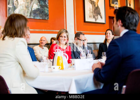Amsterdam, Niederlande. 10 Apr, 2018. Queen Maxima der Niederlande besucht die Royal Concertgebouw Orchestra in Amsterdam, Niederlande, 10. April 2018. Quelle: Patrick Van Katwijk / Point de Vue, · KEINE LEITUNG SERVICE · Credit: Patrick Van Katwijk/niederländischen Foto Presse/dpa/Alamy leben Nachrichten Stockfoto