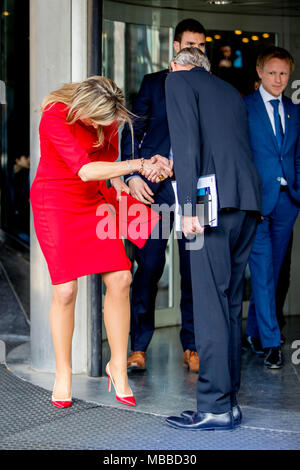 Amsterdam, Niederlande. 10 Apr, 2018. Queen Maxima der Niederlande besucht die Royal Concertgebouw Orchestra in Amsterdam, Niederlande, 10. April 2018. Quelle: Patrick Van Katwijk / Point de Vue, · KEINE LEITUNG SERVICE · Credit: Patrick Van Katwijk/niederländischen Foto Presse/dpa/Alamy leben Nachrichten Stockfoto