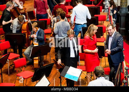 Amsterdam, Niederlande. 10 Apr, 2018. Queen Maxima der Niederlande besucht die Royal Concertgebouw Orchestra in Amsterdam, Niederlande, 10. April 2018. Quelle: Patrick Van Katwijk / Point de Vue, · KEINE LEITUNG SERVICE · Credit: Patrick Van Katwijk/niederländischen Foto Presse/dpa/Alamy leben Nachrichten Stockfoto