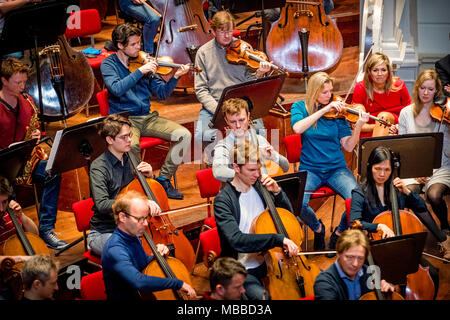 Amsterdam, Niederlande. 10 Apr, 2018. Queen Maxima der Niederlande besucht die Royal Concertgebouw Orchestra in Amsterdam, Niederlande, 10. April 2018. Quelle: Patrick Van Katwijk / Point de Vue, · KEINE LEITUNG SERVICE · Credit: Patrick Van Katwijk/niederländischen Foto Presse/dpa/Alamy leben Nachrichten Stockfoto
