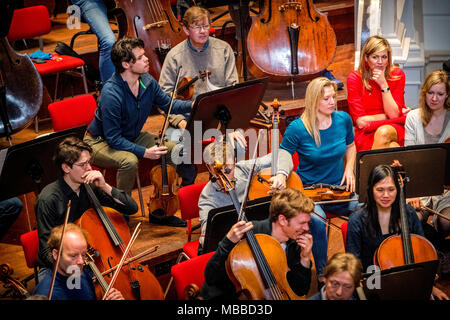 Amsterdam, Niederlande. 10 Apr, 2018. Queen Maxima der Niederlande besucht die Royal Concertgebouw Orchestra in Amsterdam, Niederlande, 10. April 2018. Quelle: Patrick Van Katwijk / Point de Vue, · KEINE LEITUNG SERVICE · Credit: Patrick Van Katwijk/niederländischen Foto Presse/dpa/Alamy leben Nachrichten Stockfoto