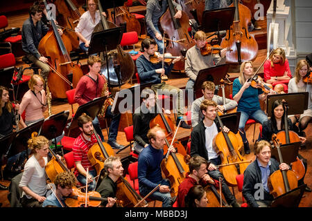 Amsterdam, Niederlande. 10 Apr, 2018. Queen Maxima der Niederlande besucht die Royal Concertgebouw Orchestra in Amsterdam, Niederlande, 10. April 2018. Quelle: Patrick Van Katwijk / Point de Vue, · KEINE LEITUNG SERVICE · Credit: Patrick Van Katwijk/niederländischen Foto Presse/dpa/Alamy leben Nachrichten Stockfoto