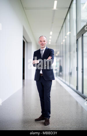 10 April 2018, Essen, Deutschland: Neuer Direktor des Museum Folkwang, Peter Gorschlüter, in der Ausstellung. Peter Gorschlüter übernimmt die Verwaltung des Museum Folkwang in Essen im Sommer. Foto: Marcel Kusch/dpa Stockfoto
